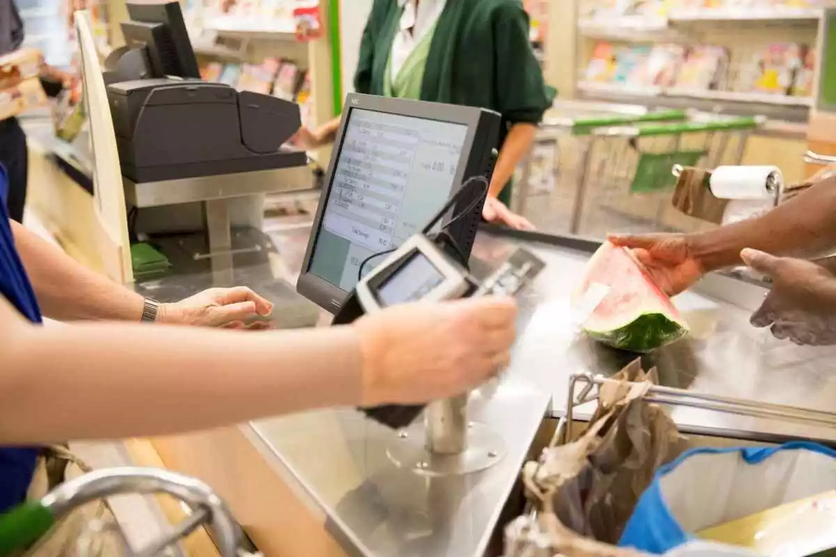 Sin góndolas y con una sola caja: Así funcionará el nuevo supermercado de bajo costo que abrirá sus puertas en Chile