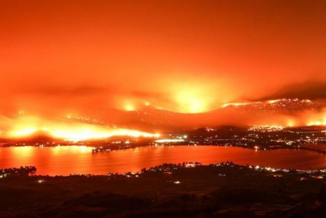 Ordenan evacuar a cientos por incendio forestal «incontrolable» en Canadá