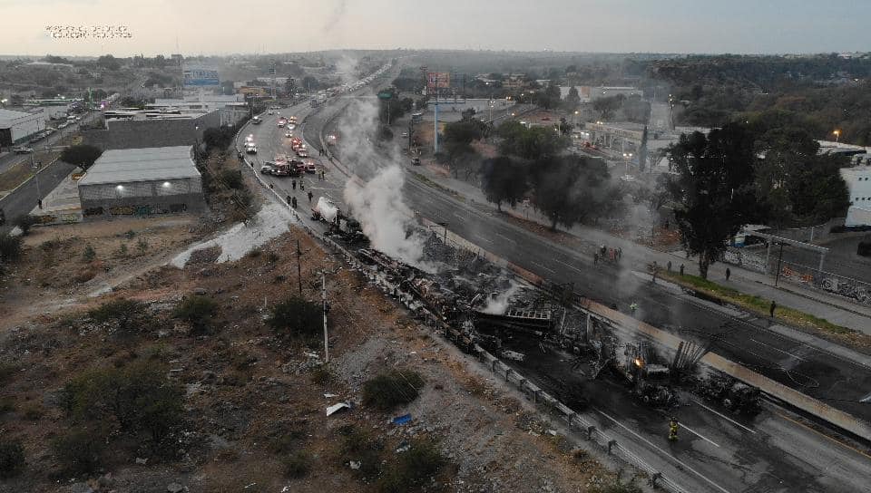 Carambola en la México-Querétaro, al menos 10 vehículos involucrados