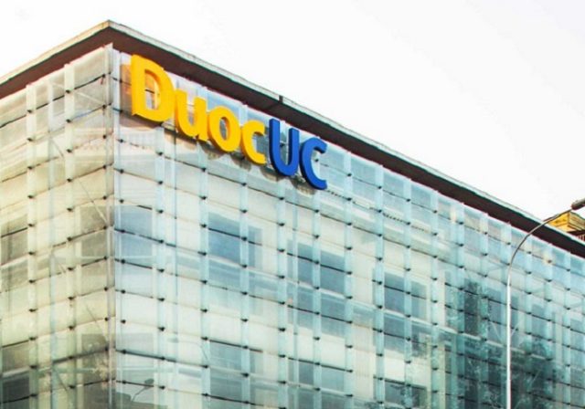 Denuncian racismo en DUOC UC: alumnos lanzaron maní a escolares extranjeras