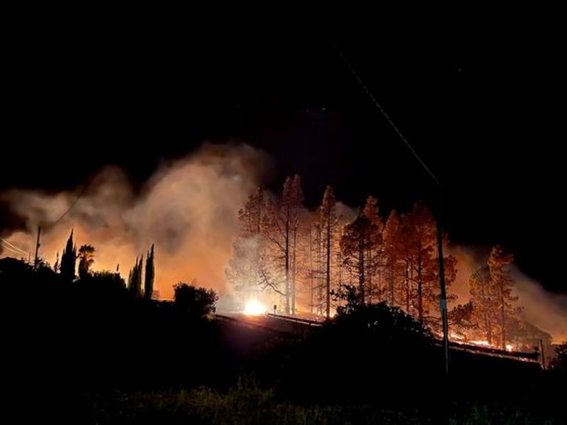 Evacuan a cientos de personas por incendio forestal en isla de España