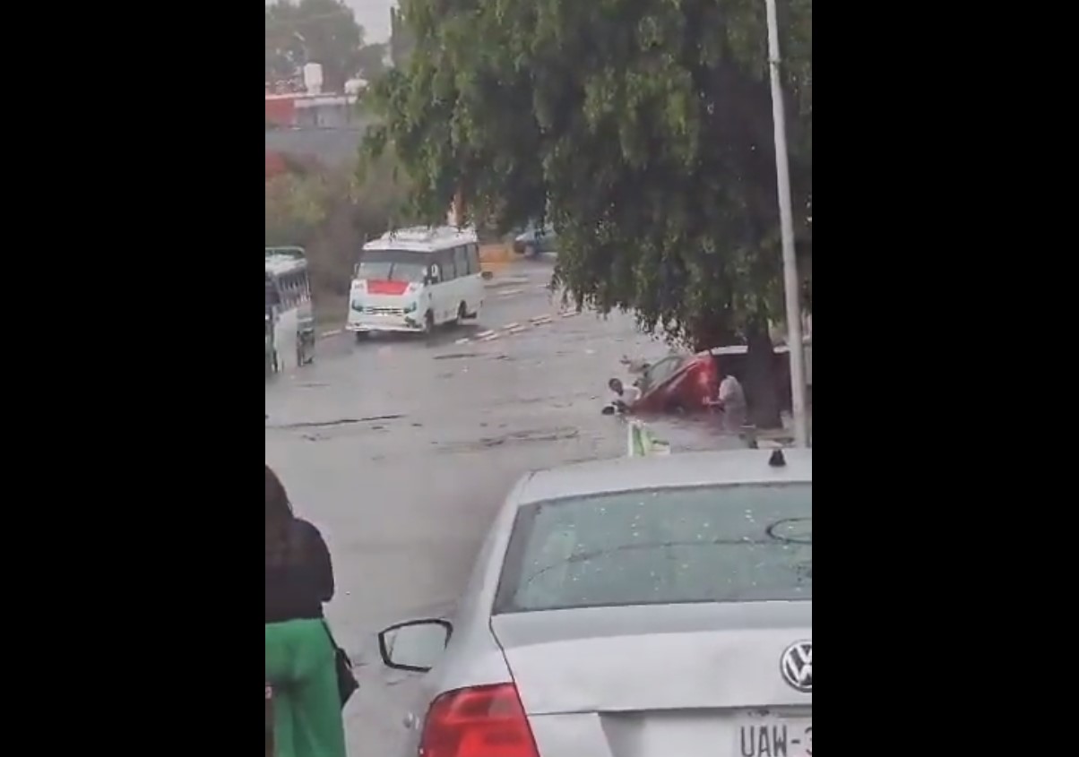 Familia queda atrapada en vehículo en Mayorazgo por fuertes lluvias
