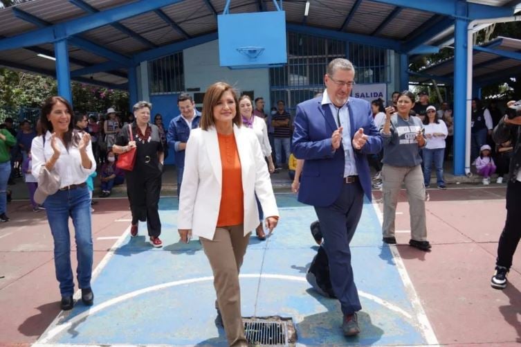 Candidata derechista frena campaña en solidaridad con su adversario, en Guatemala
