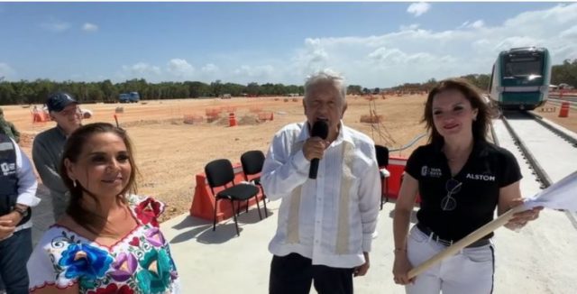 Se sube AMLO al primer vagón del Tren Maya