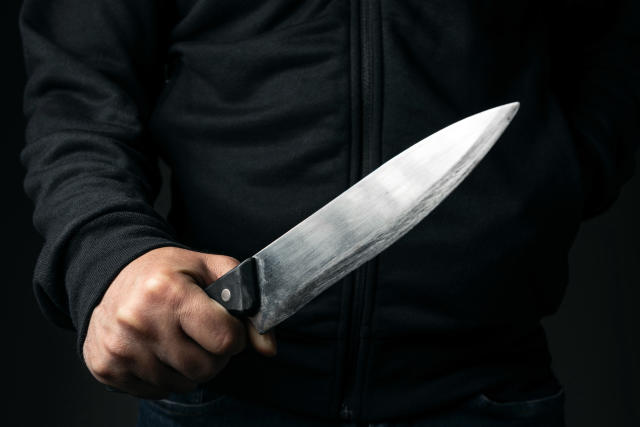 (Video) Hombre logró someter a golpes a ladrón que lo amenazaba con cuchillo