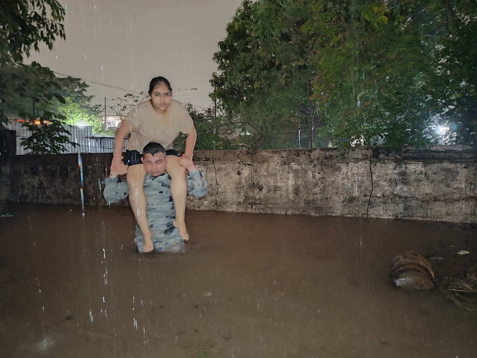 Auxilian a vecinos de 19 colonias inundadas por lluvias en Veracruz
