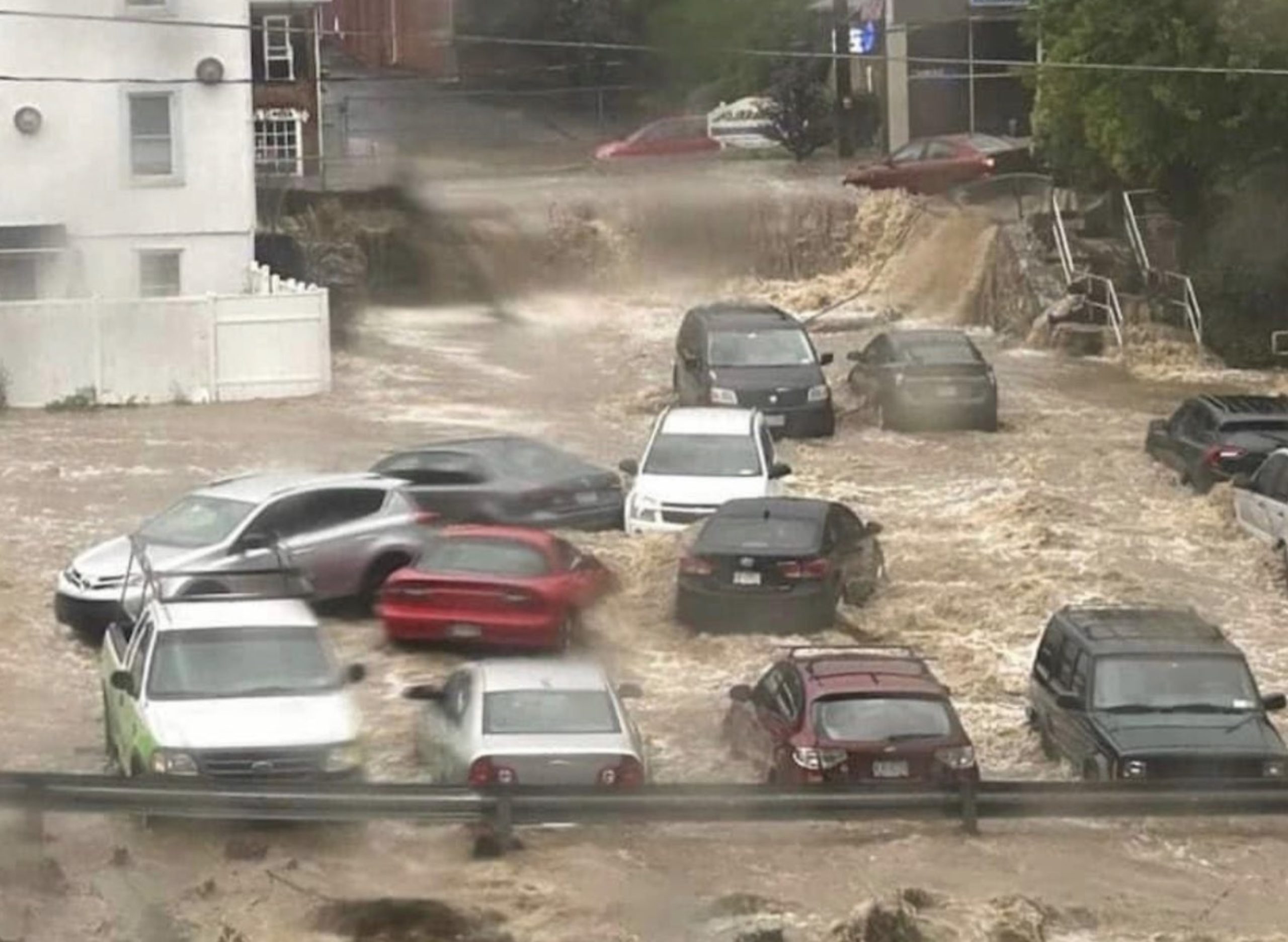NY: inundaciones extremas provocan una muerte y emiten alerta