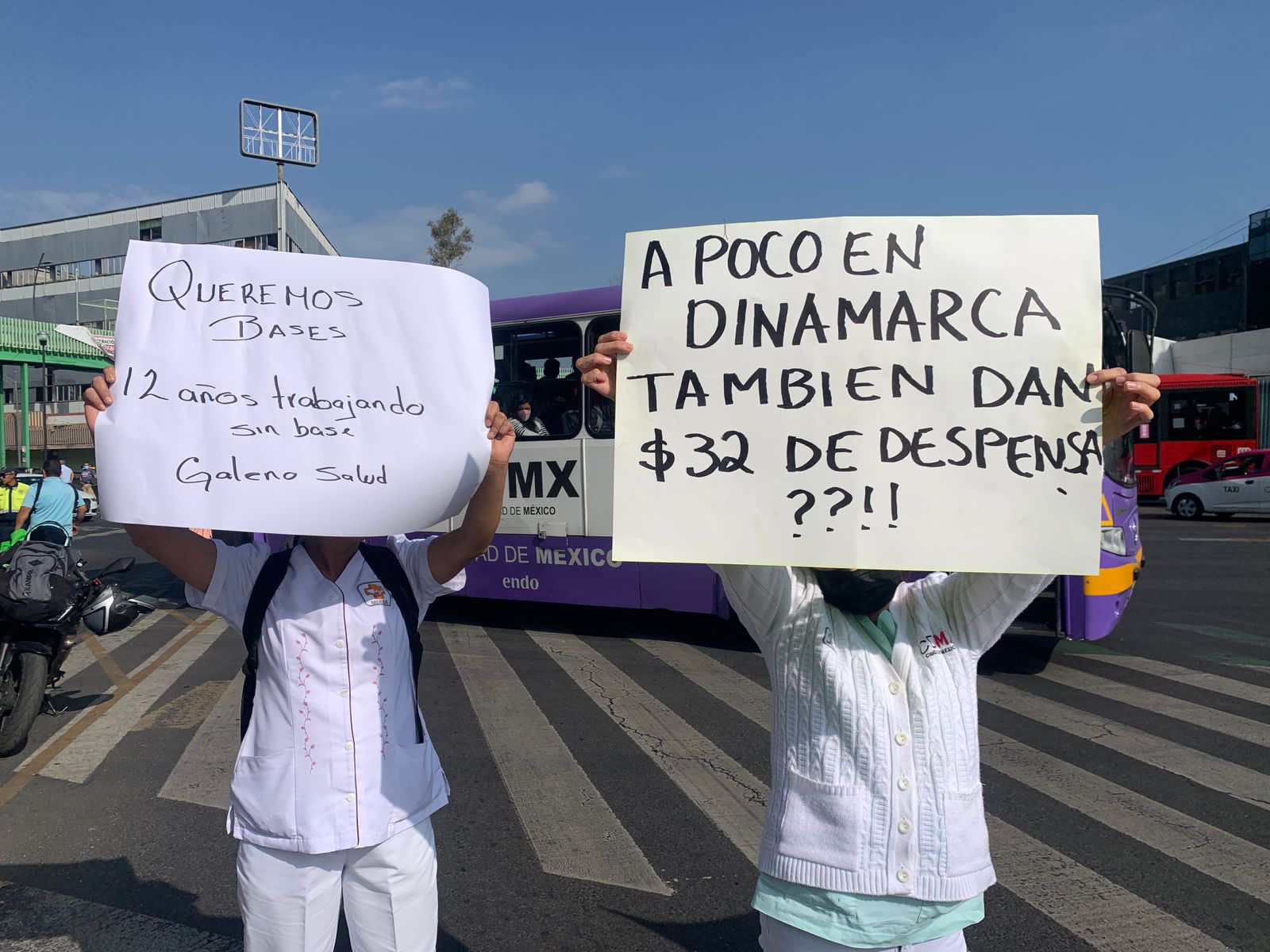 Personal médico desquicia tránsito vehicular de la Ciudad de México