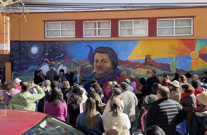 Inauguran en Vicuña mural en homenaje a Gabriela Mistral