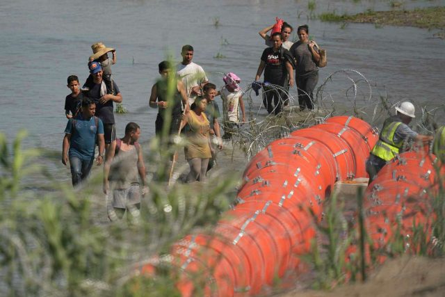 Juez ordena mover muro flotante a la ribera texana del río Bravo