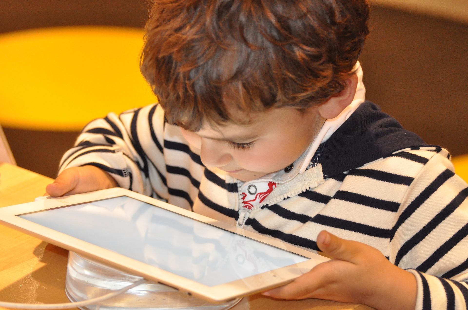 Celulares y tablets: Recomiendan limitar exposición de niños y adolescentes a dispositivos electrónicos