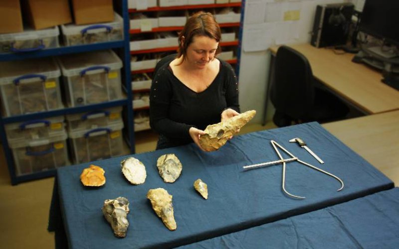 Hallan 800 objetos prehistóricos de hasta hace 300.000 años en Inglaterra