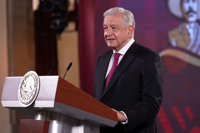 Espectaculares, no; casa por casa, sí, dice AMLO a presidenciables de Morena