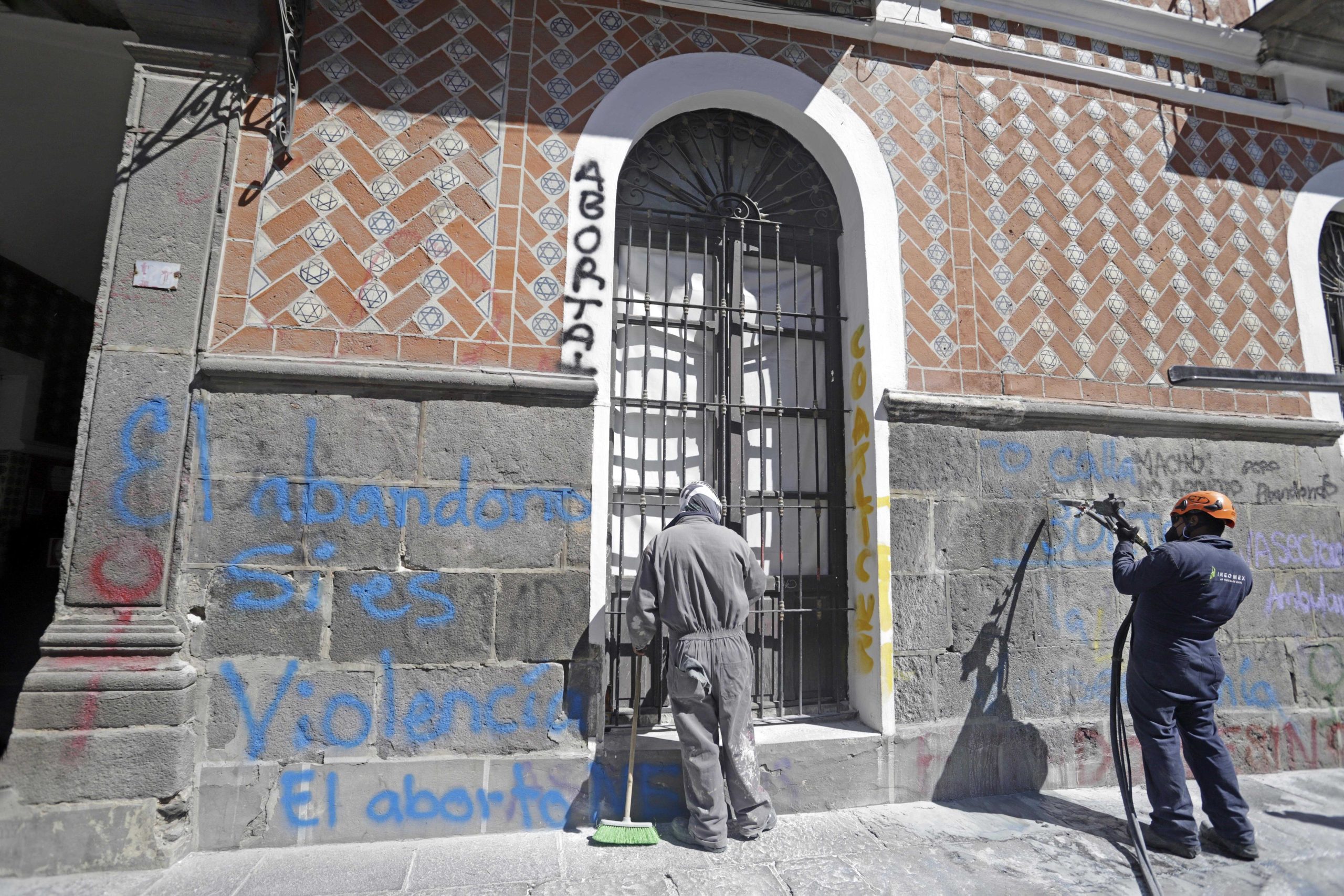 Detectan 100 pintas ilegales en mobiliario público de Puebla capital