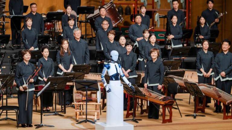 EveR 6 se convirtió en el primer robot android en dirigir una orquesta en Corea del Sur