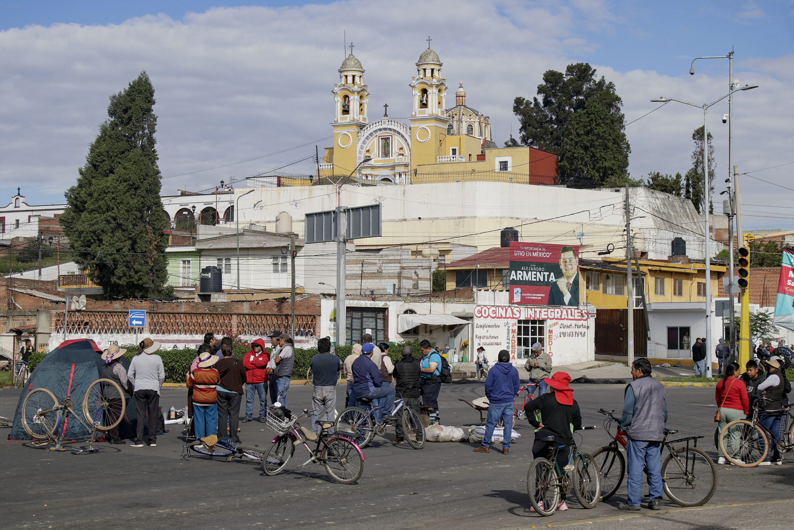 Mantienen paro en carretera Cholula-Calpan por relleno sanitario