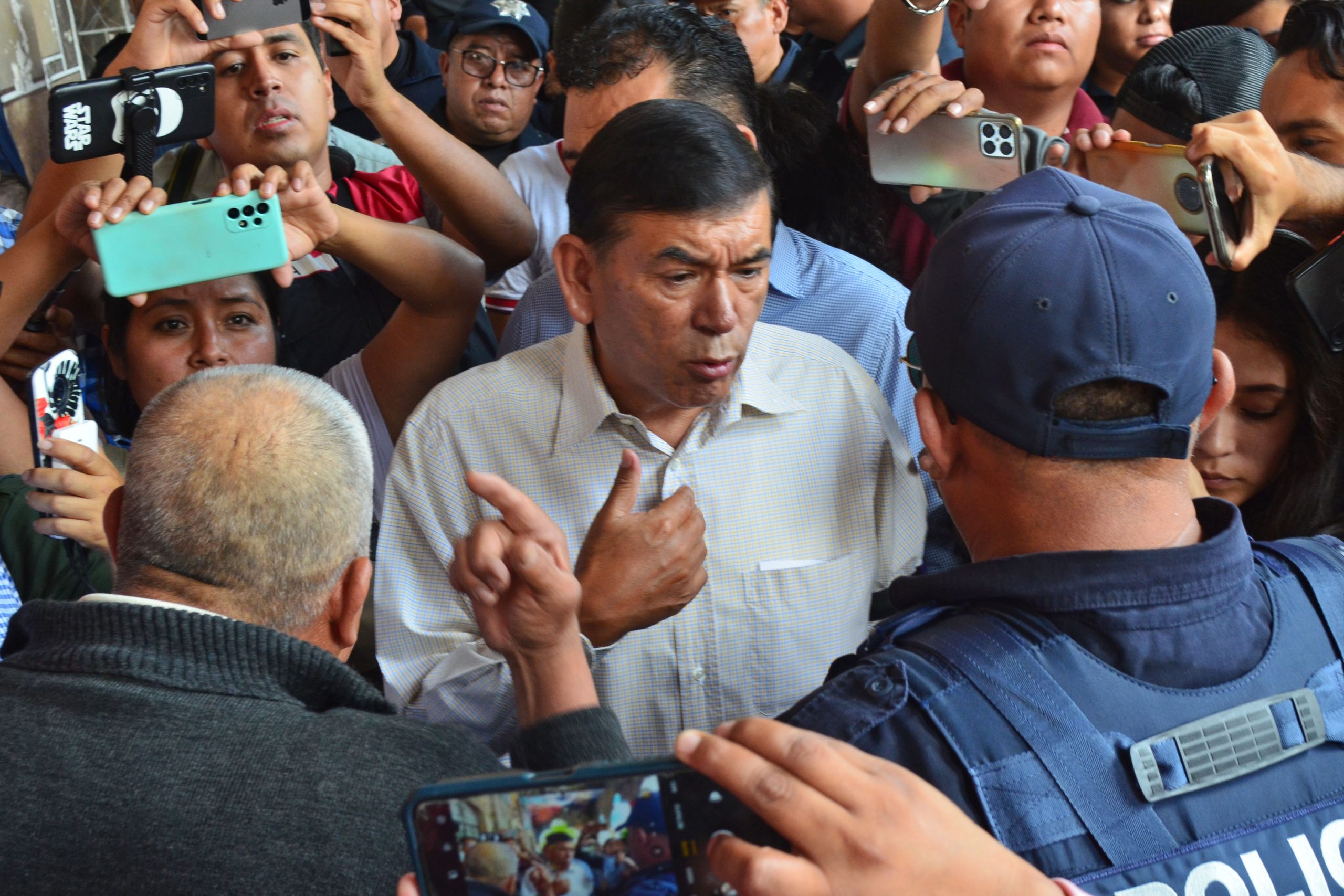 Policías municipales de Tehuacán encaran a alcalde por adeudo salarial