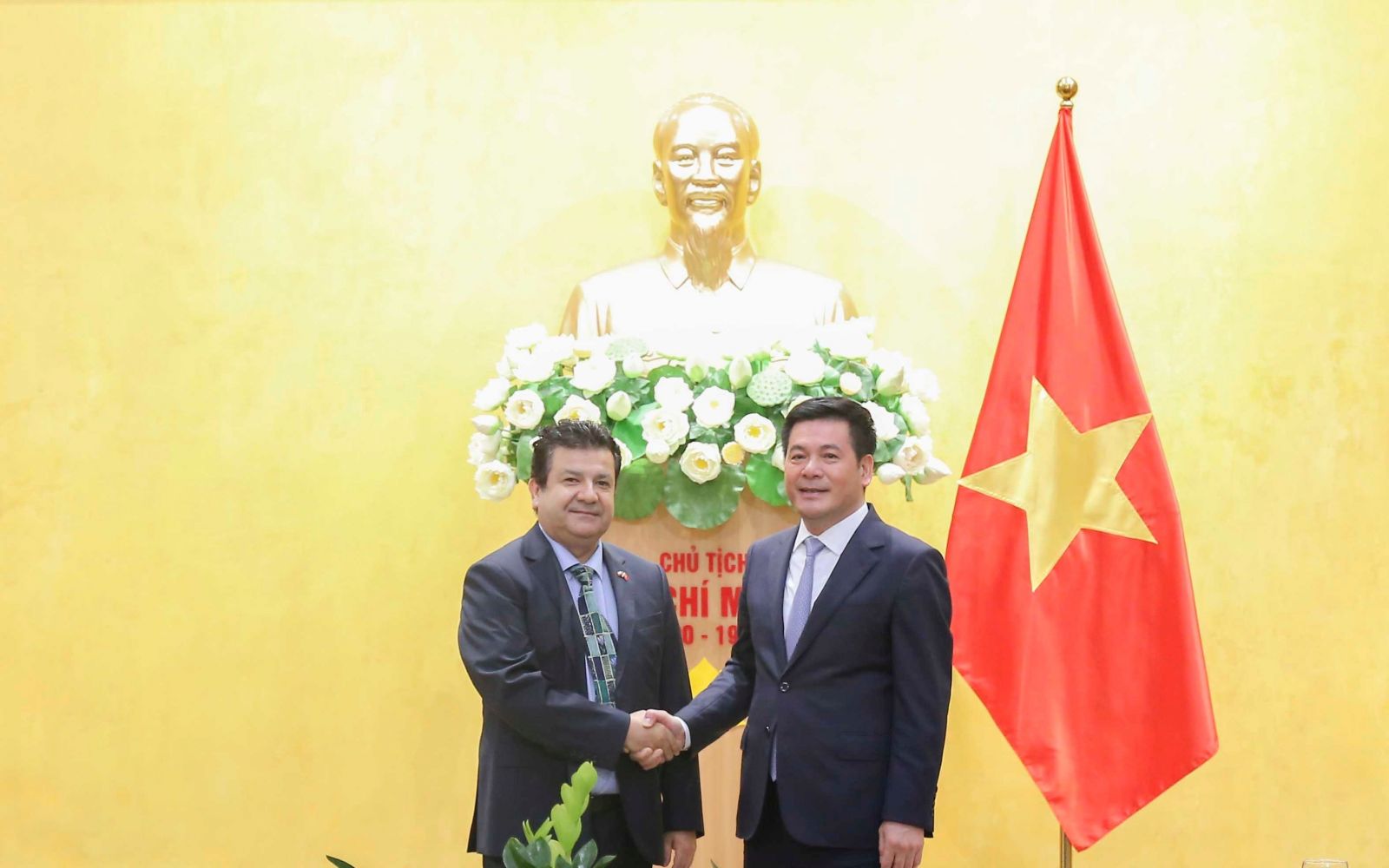 Vietnam busca incrementar cooperación industrial y tecnológica con Chile