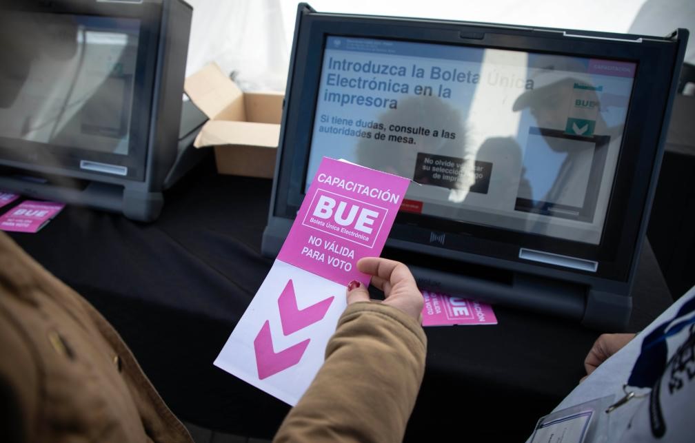 Ciudadanos argentinos ensayan votación con boleta electrónica