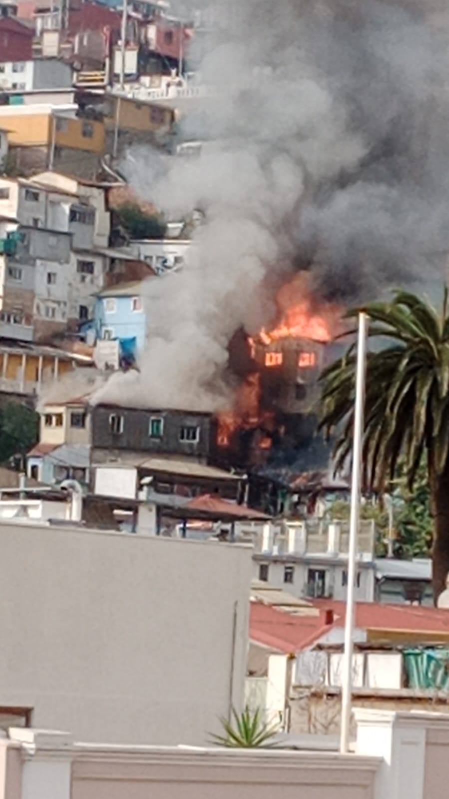 Fuerte incendio en Valparaíso: Seis casas afectadas en calle Lastra con Vicuña Mackena (VIDEO)