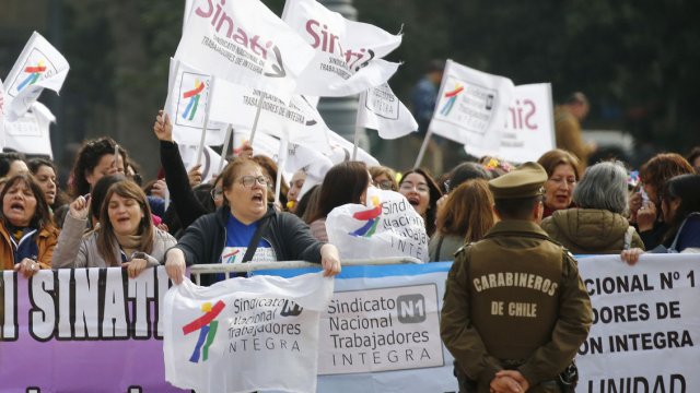 Por promesas incumplidas: Fundación Integra protesta en las afueras de La Moneda previo a cambio de gabinete