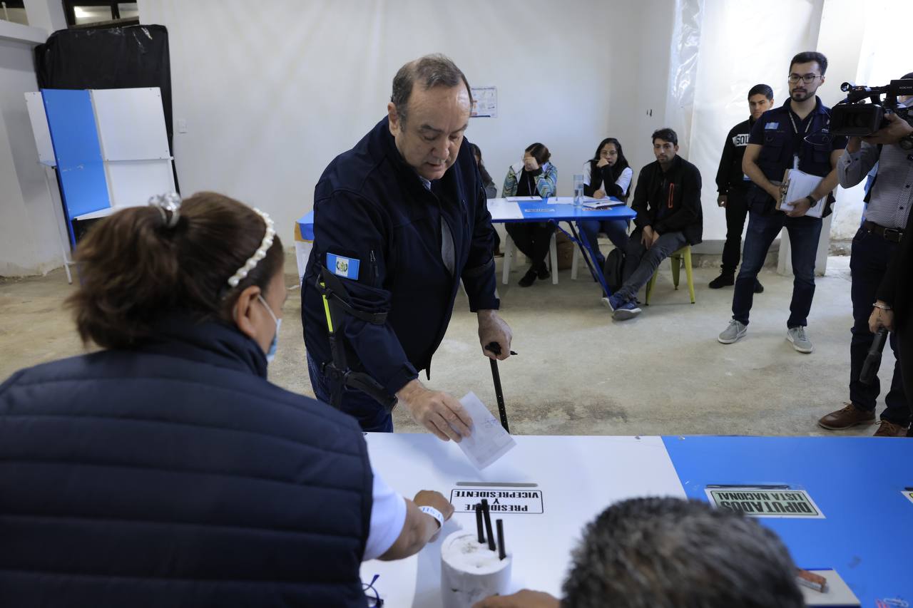 Guatemala y Ecuador salen a votar por un cambio en sus gobiernos