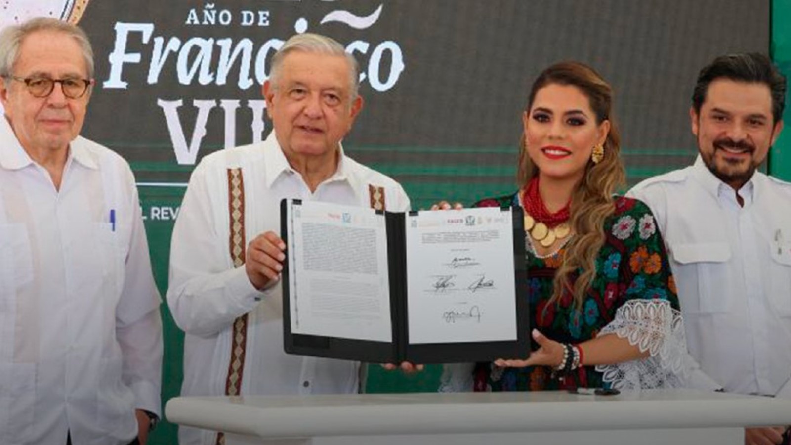 AMLO atestigua pacto para consolidar IMSS-Bienestar en Guerrero