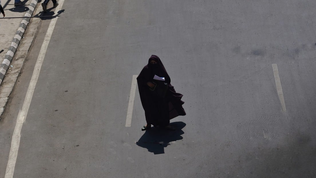 Francia prohibirá uso de la túnica femenina islámica en las escuelas