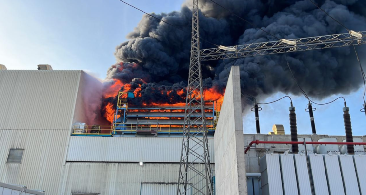Evacuaron a 65 personas por incendio en central termoeléctrica Nehuenco en Quillota