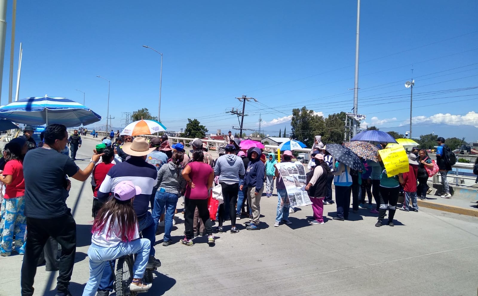 Vecinos cierran puente de La Resurrección por falta de obras en Puebla capital