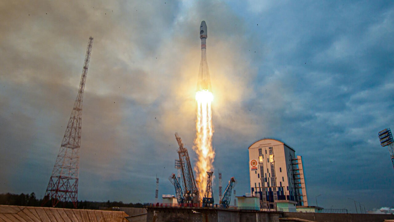 Rusia lanza misión que alunizará en polo sur del satélite