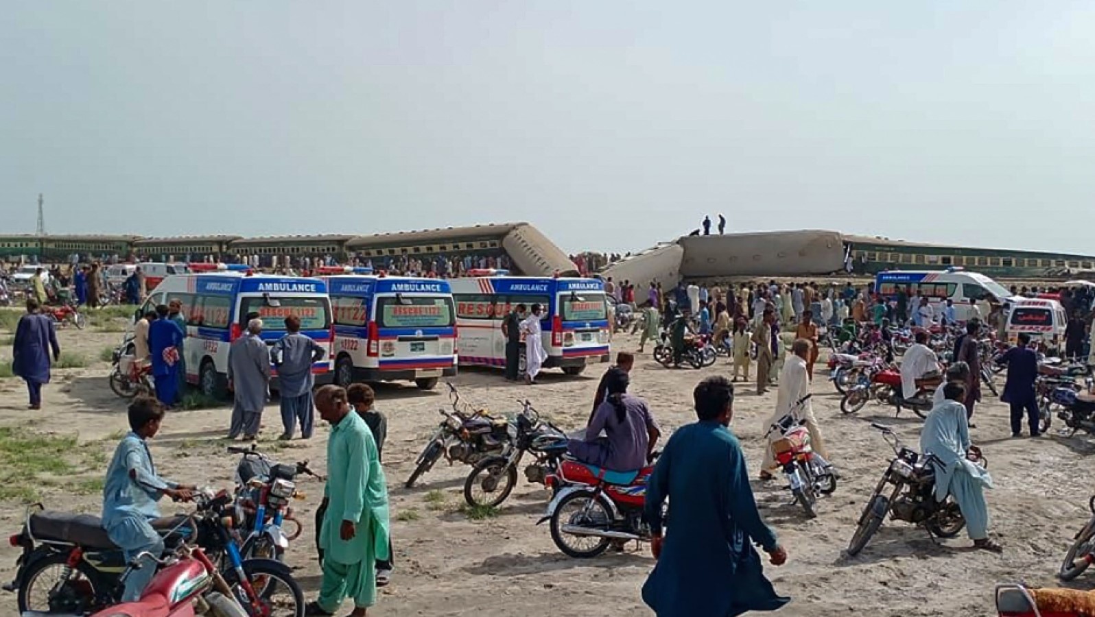 Descarrilamiento de tren pakistaní deja 30 muertos