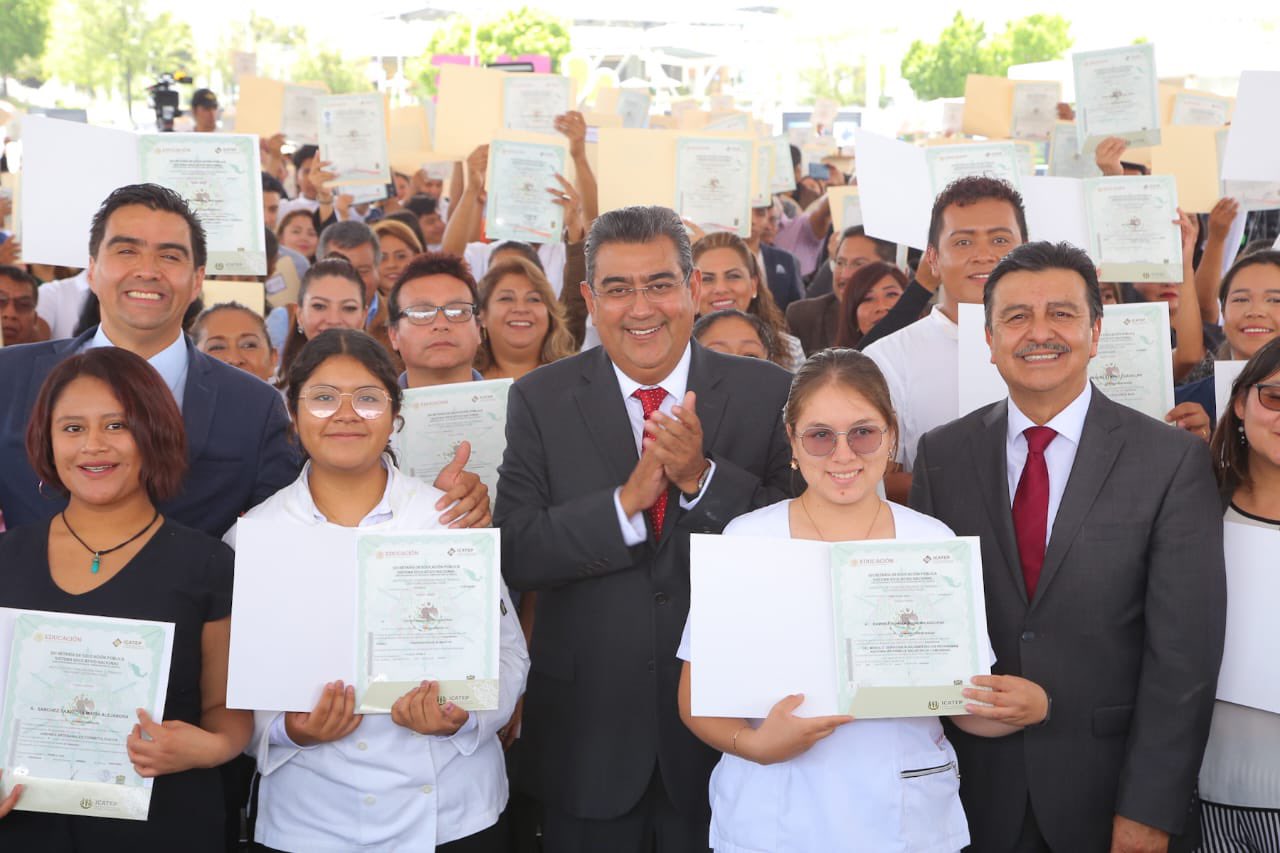 Propone gobernador crear padrón de egresados del Icatep
