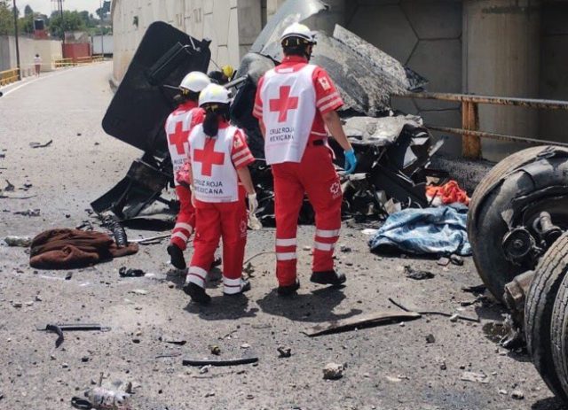 Cae tráiler de puente vehicular del distribuidor vial Tlaxcala-Apizaco