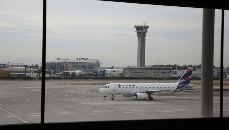 Amenaza de supuesta bomba en avión de Latam generó pánico en aeropuerto de Santiago