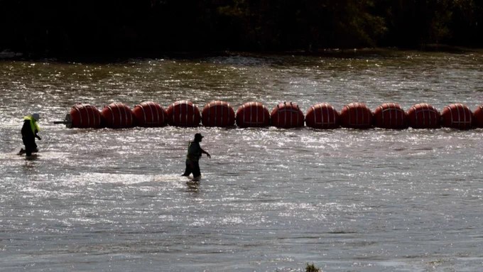 Hallan cadáver entre boyas de muro flotante en río Bravo