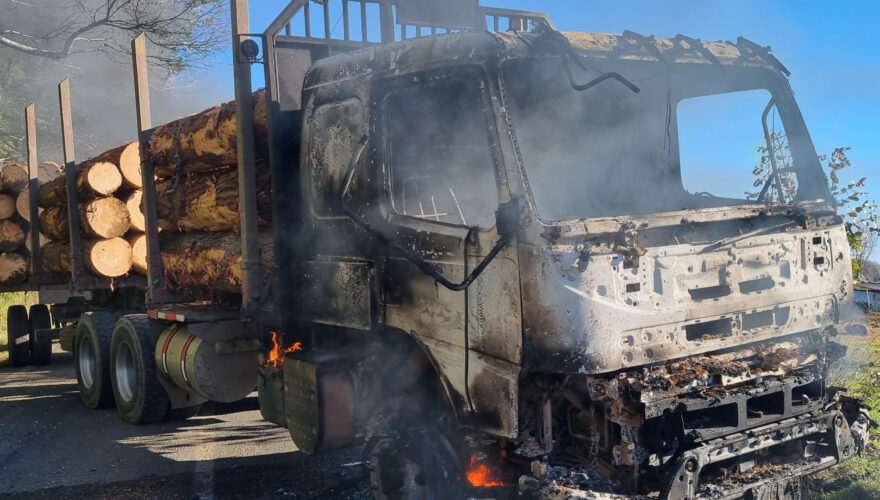 Nuevo incendio en Collipulli dejó cuatro camiones quemados