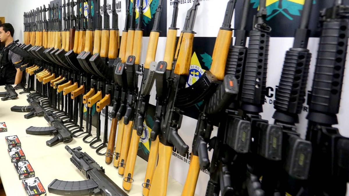 Policías brasileños recibirán mil dólares por cada fusil decomisado