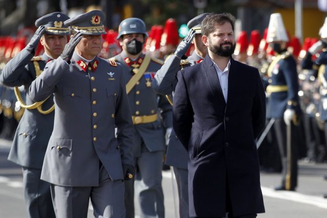 Más de 150 efectivos de Carabineros desplegados para «mantener el orden público» en manifestaciones a favor y en contra del presidente Boric