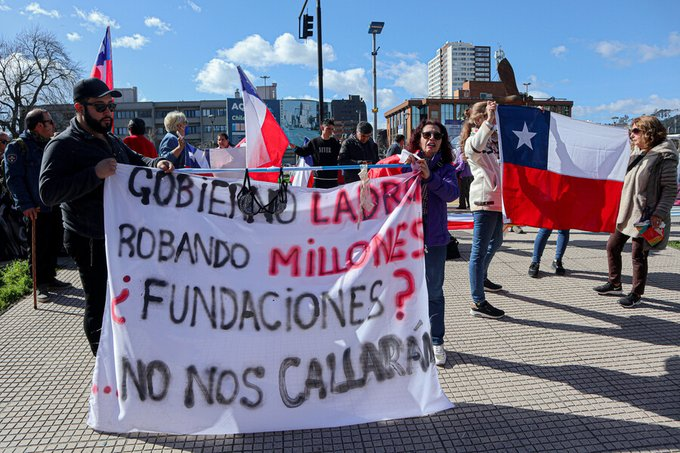 Realizan protesta afuera del GORE de Biobío por «Caso Lencería»: Exigen renuncia de Rodrigo Díaz