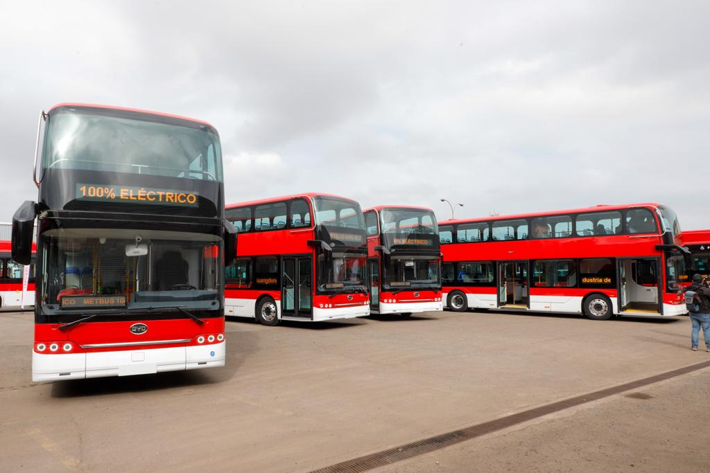 Santiago al estilo de Londres: Ministerio de Transportes presentó 10 buses eléctricos de dos pisos