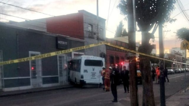 Aparatoso choque entre unidades de transporte público, deja cuatro heridos