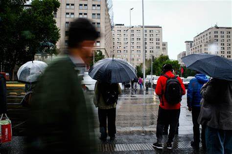 ¿Qué pasa si llego tarde a mi trabajo por la lluvia?: Dirección del Trabajo aclara dudas sobre condiciones laborales durante el sistema frontal