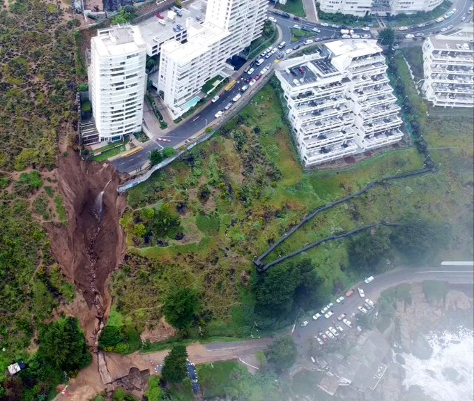 Viña del Mar: Socavón mantiene a edificio construido sobre dunas al borde del colapso (Fotos)