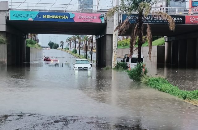Tormenta eléctrica: vehículos varados e inundaciones en capital poblana