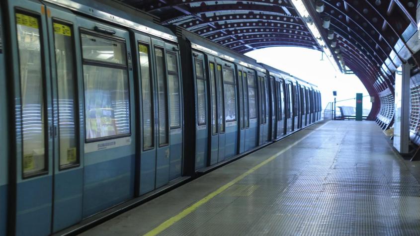 Metro de Santiago anunció cierre preventivo de varias estaciones por manifestaciones