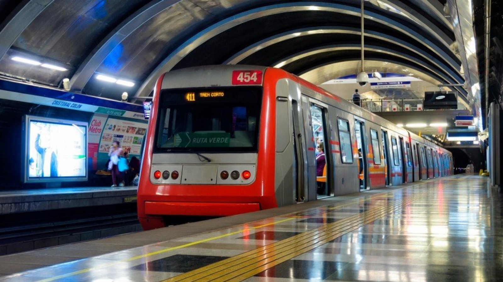 Estudiantes efectúan evasiones masivas en el Metro de Santiago contra aumento del pasaje