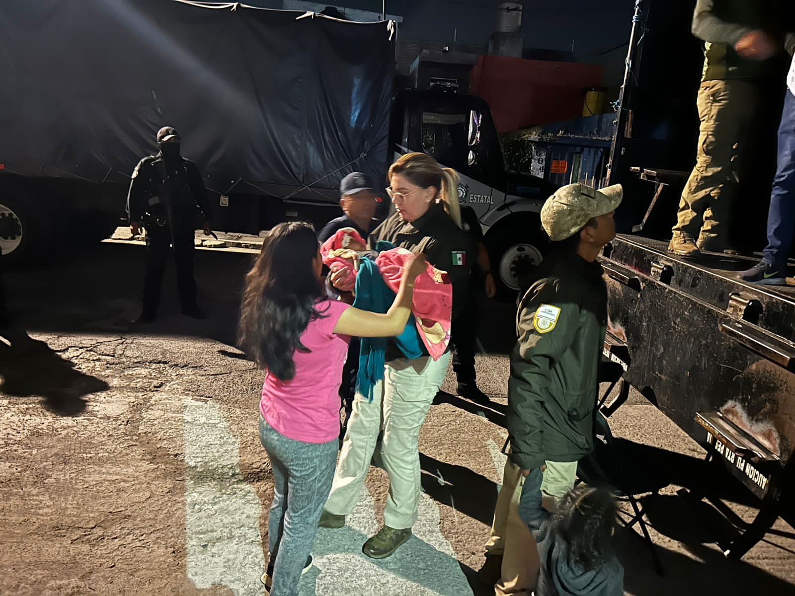 Rescatan a 230 migrantes hacinados en un tráiler, sobre la México-Puebla