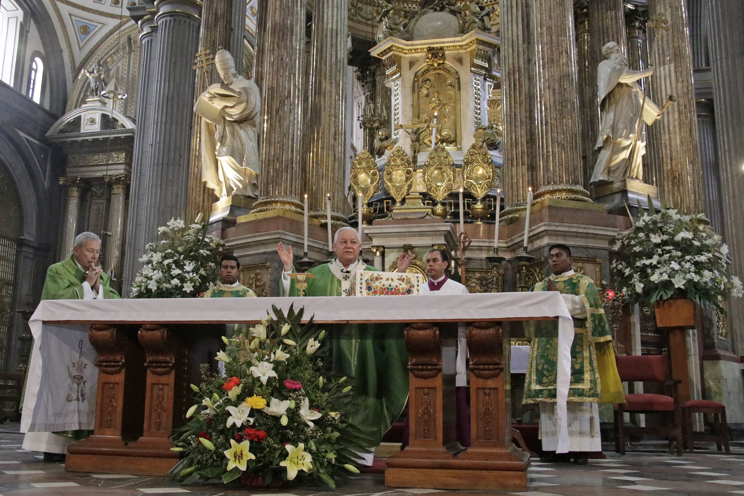 Arzobispo pide a poblanos ser constructores de paz