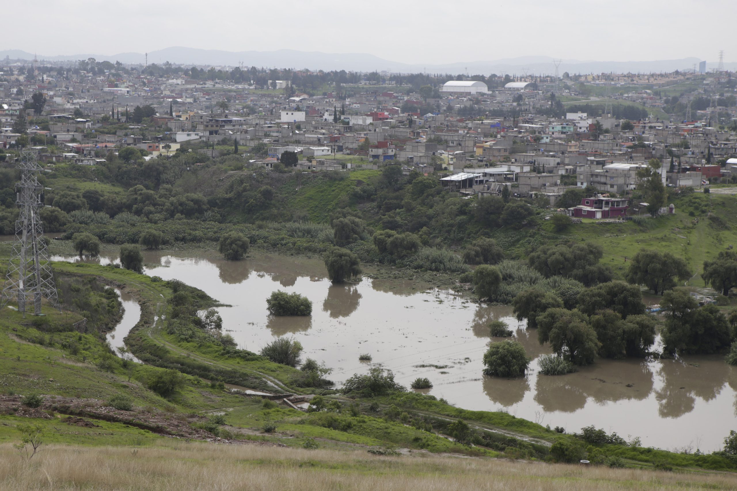 Gobierno interpone demanda por tiradero de basura en río Atoyac 